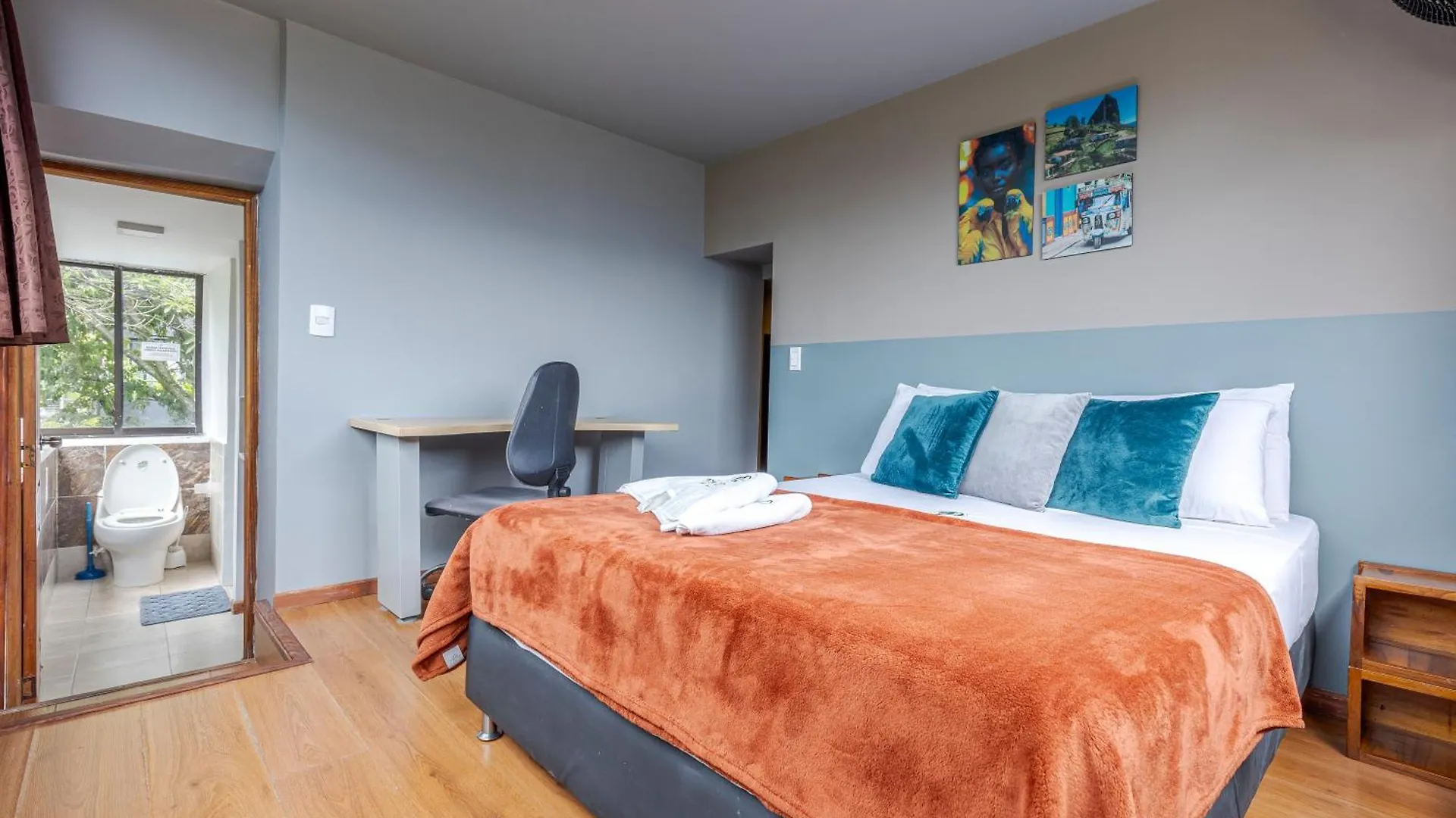 Poblado Guest House Medellin 3*,
